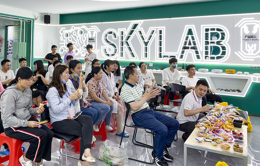 SKYLAB 2022年第一季度生日会_展厅划船，我们都是老船长